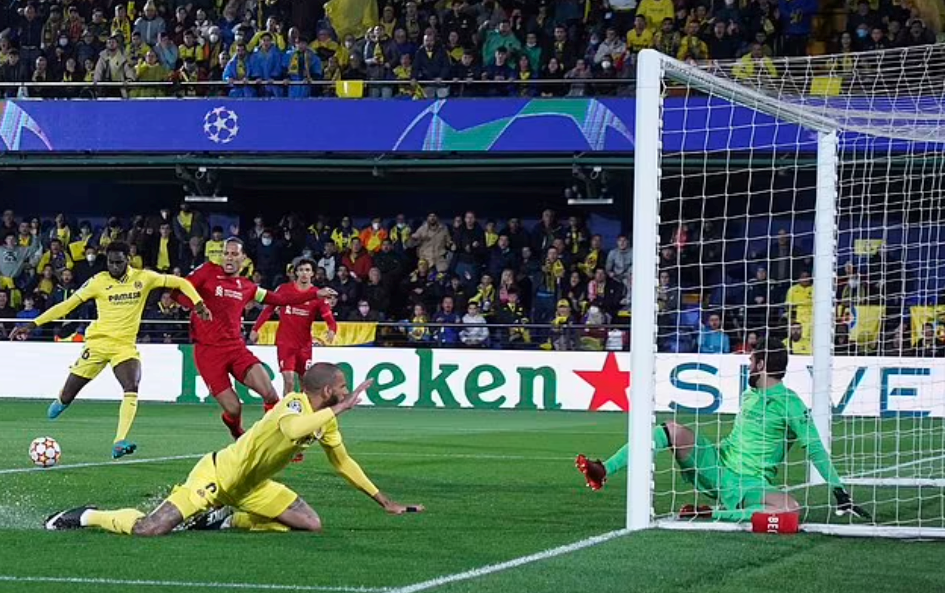 Villarreal nhập cuộc khởi sắc và có bàn thắng mở tỷ số ở ngay phút thứ 3 của Boulaye Dia sau đường chuyền của Capoue. (Nguồn: AP)