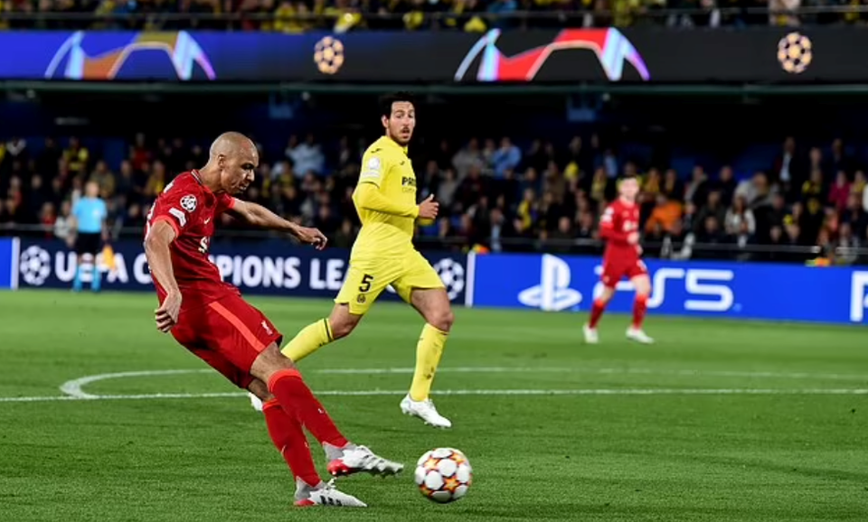 Phút 62, Fabinho bất ngờ xuất hiện trong vòng cấm để nhận bóng rồi tung ra cú sút căng rút ngắn tỷ số 1-2. (Nguồn: Getty Images)