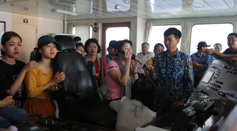 Đội văn nghệ xung kích trên tàu Trường Sa 571 thông qua sóng radio trên tàu hát giao lưu với các chiến sỹ đang làm nhiệm vụ trên nhà giàn DK1/8. (Ảnh: Sỹ Tuyên/TTXVN)