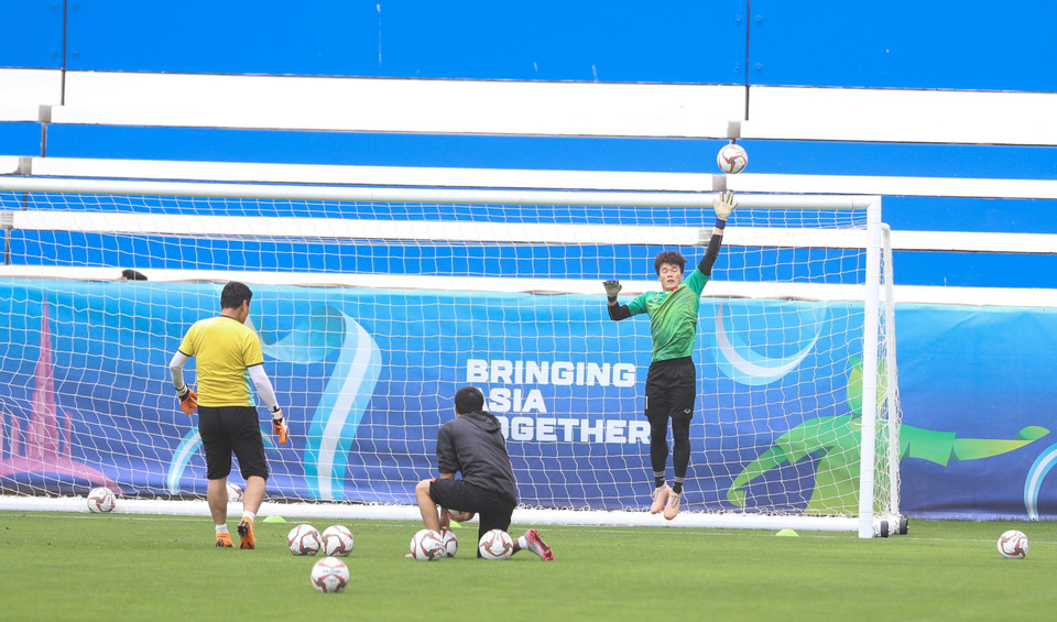 Thủ môn Bùi Tiến Dũng trong buổi luyện tập. (Ảnh: Hoàng Linh/TTXVN)