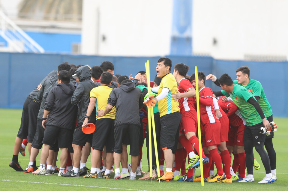 Toàn đội hô Quyết tâm trước buổi tập. (Ảnh: Hoàng Linh/TTXVN)