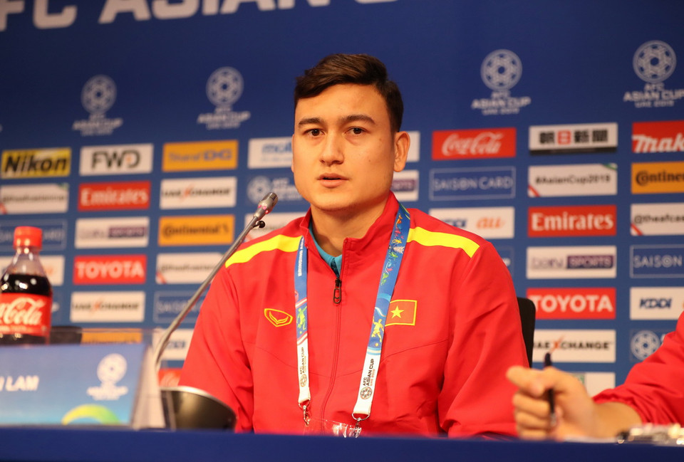 Thủ môn đội tuyển Việt Nam Đặng Văn Lâm tại buổi họp báo. (Ảnh: Hoàng Linh/TTXVN)