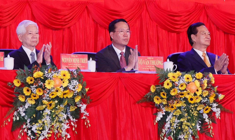 Chủ tịch nước Võ Văn Thưởng và các vị lãnh đạo, nguyên lãnh đạo Đảng, Nhà nước dự Lễ kỷ niệm. (Ảnh: Thống Nhất/TTXVN)