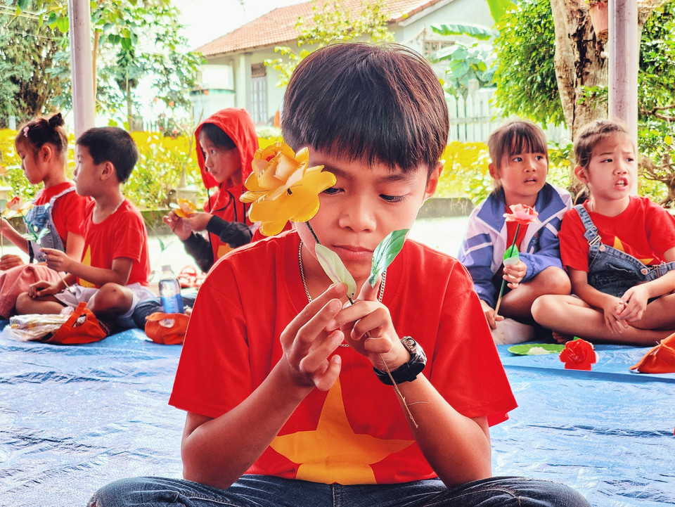 Học sinh tham gia trải nghiệm các công đoạn làm hoa. (Ảnh: Tường Vi/TTXVN)