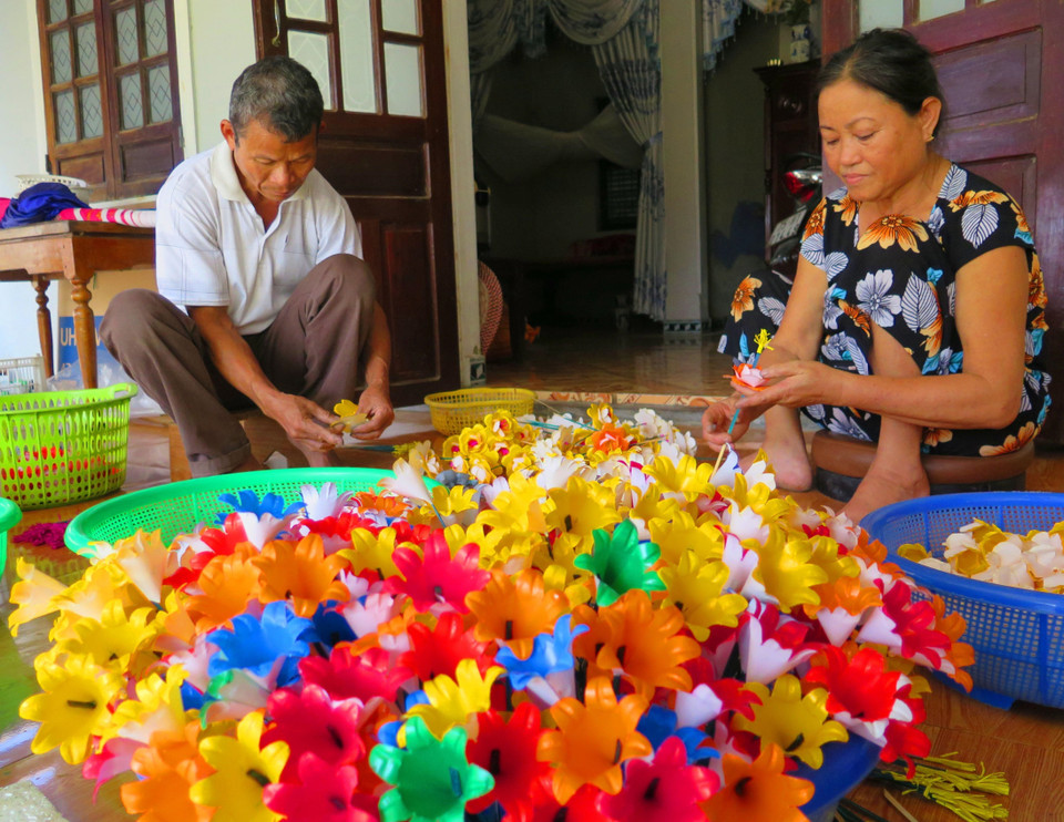 Những bông hoa rực rỡ đều được làm bằng tay. (Ảnh: Tường Vi/TTXVN)