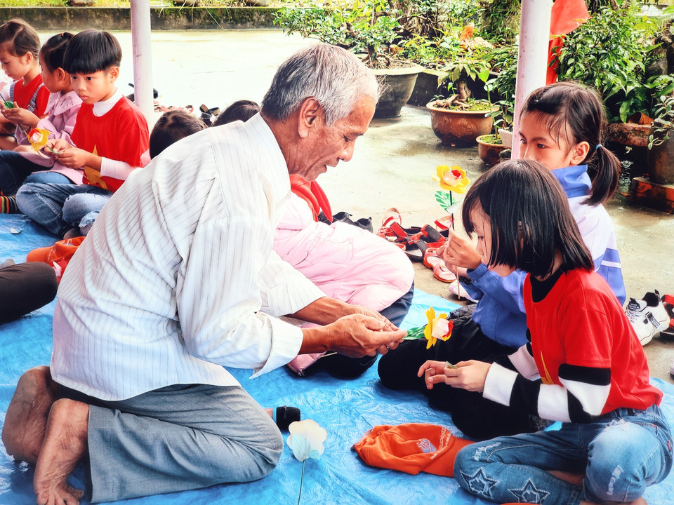 Học sinh tham gia trải nghiệm các công đoạn làm hoa. (Ảnh: Tường Vi/TTXVN)