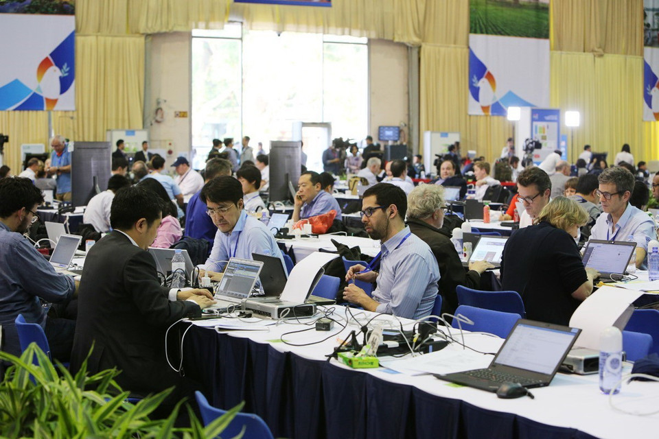 Phóng viên quốc tế tác nghiệp tại Trung tâm báo chí quốc tế trước thềm cuộc gặp của Tổng thống Mỹ Donald Trump và Chủ tịch Triều Tiên Kim Jong-un dự kiến sẽ diễn ra vào tối 27/2. (Ảnh: Dương Giang/TTXVN)