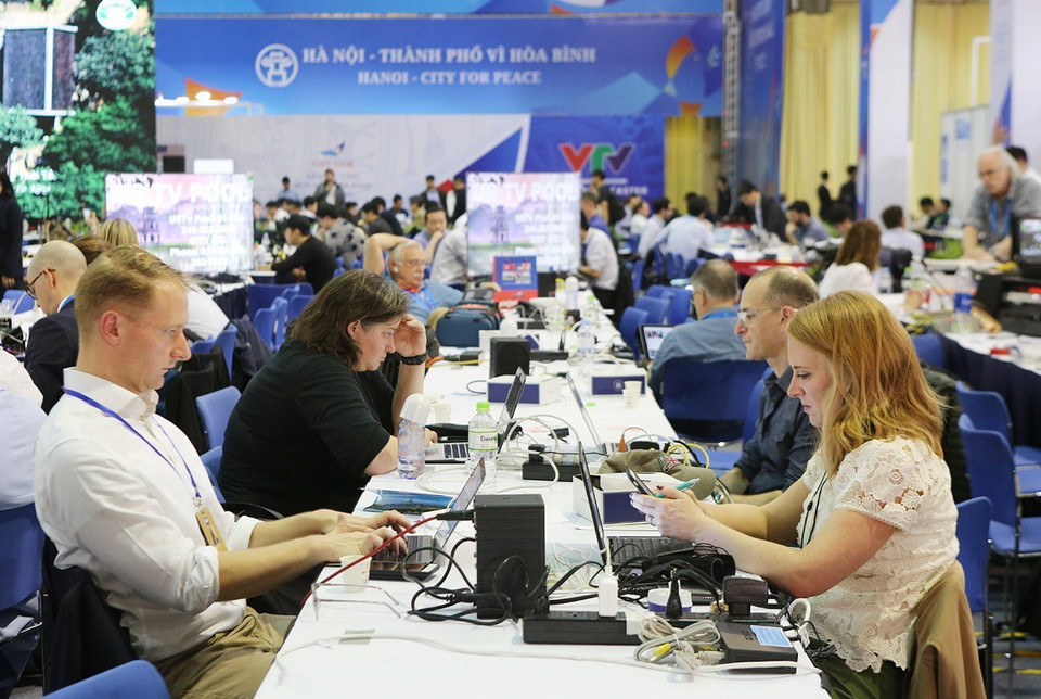 Các phóng viên mang theo máy ảnh, máy quay phim, các thiết bị chuyên dụng để có được những bài viết nhanh nhất, chính xác nhất. (Ảnh Dương Giang/TTXVN)