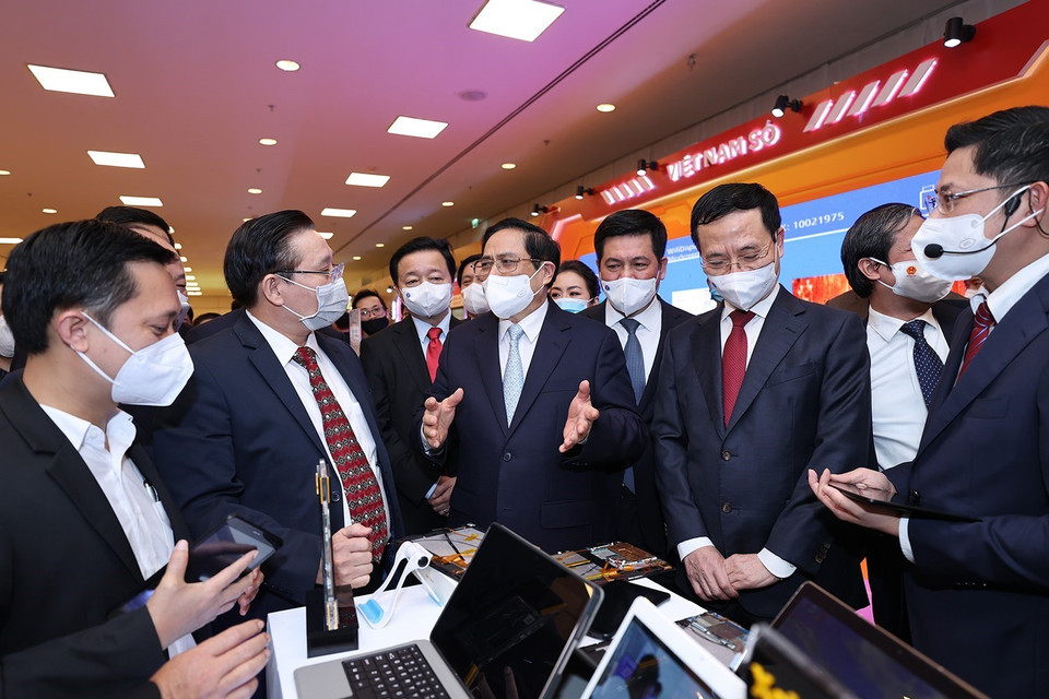 Thủ tướng Phạm Minh Chính tham quan gian trưng bày sản phẩm công nghệ số.(Ảnh: Dương Giang/TTXVN)