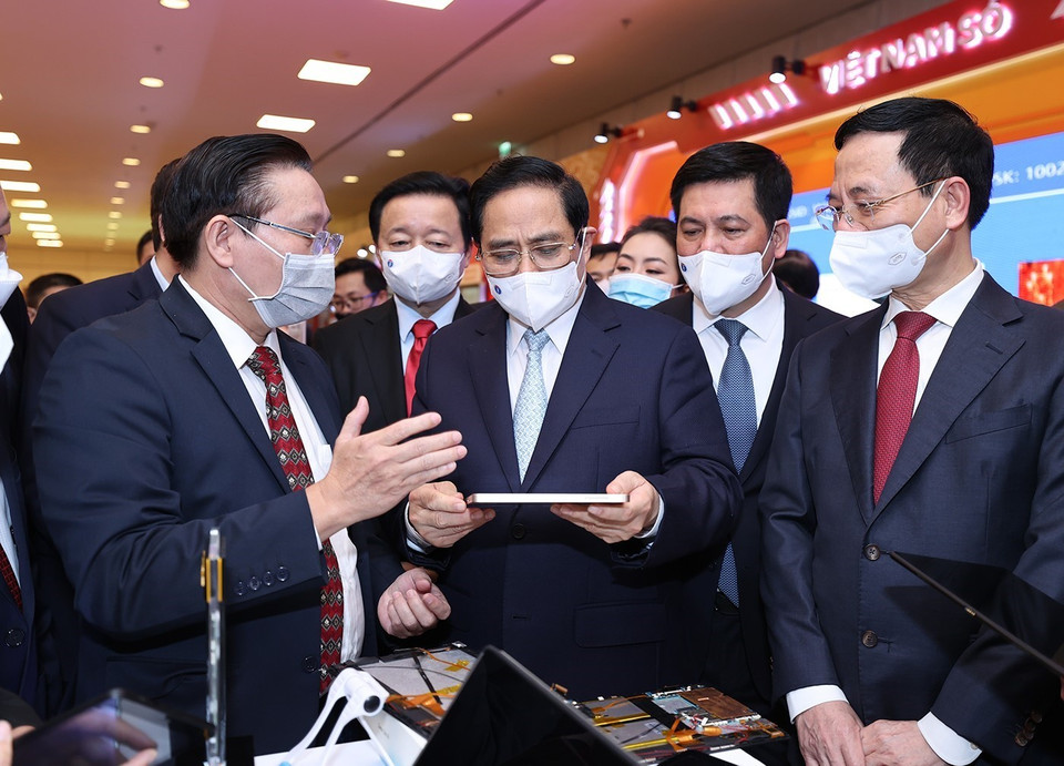 Thủ tướng Phạm Minh Chính tham quan gian trưng bày sản phẩm công nghệ số của các doanh nghiệp tham dự Diễn đàn.(Ảnh: Dương Giang/TTXVN)