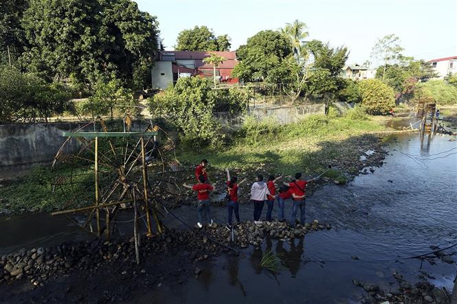 Du khách chụp ảnh tại homestay Mường Then. (Ảnh: Tuấn Anh/TTXVN)