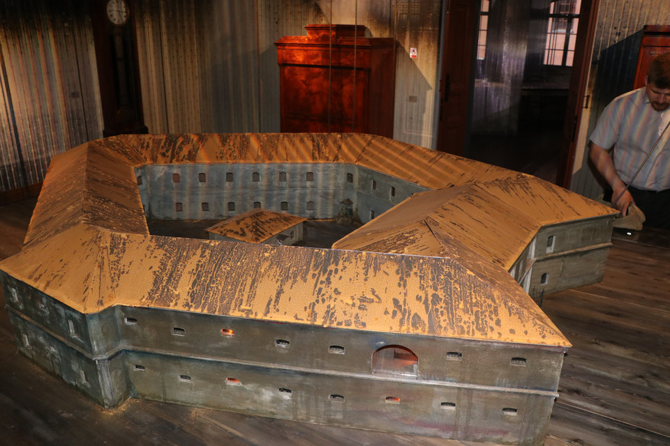 Ở đó du khách sẽ được nghe kể về quá trình xây dựng nhà tù, chế độ giam giữ và nhiều thế hệ tù nhân cho đến năm 1921. (Ảnh: Hùng Võ/Vietnam+)