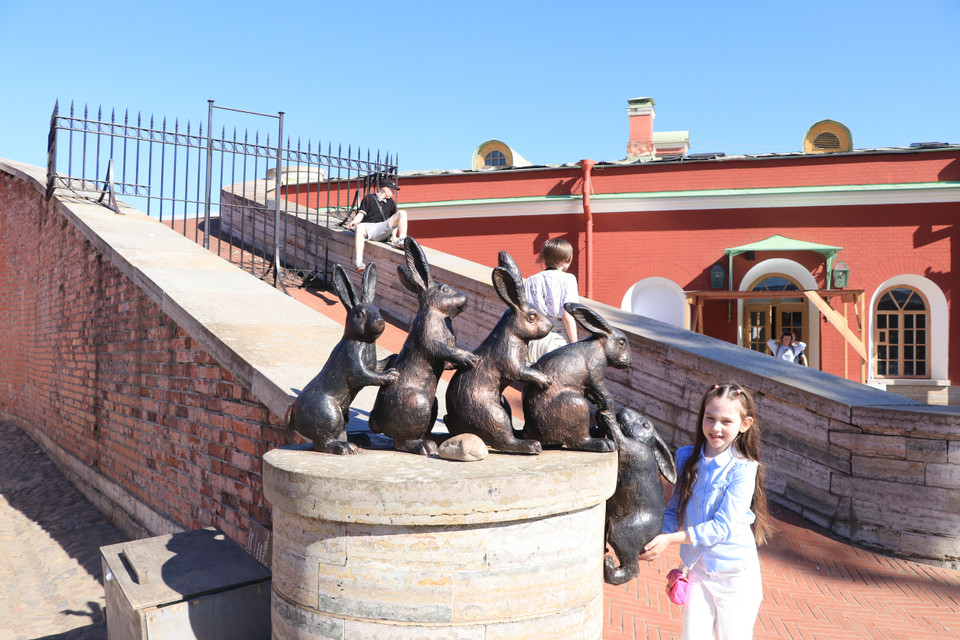 Những chú thỏ bằng đồng ở trong Pháo đài Petropavlovskaya. (Ảnh: Hùng Võ/Vietnam+)