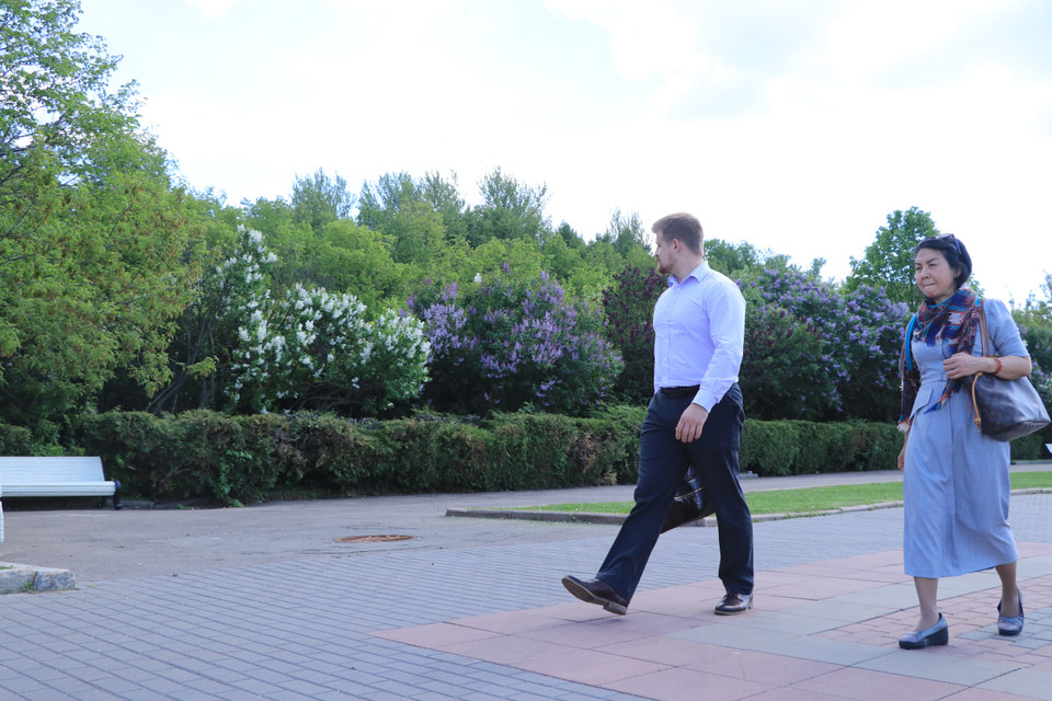 Người dân Thủ đô Moskva cứ mỗi chiều cuối tuần lại rủ nhau về dạo chơi tại Đồi Chim sẻ. Nằm ở độ cao 80m so với mặt nước sông Moscow (và hơn 200m so với mặt nước biển), nơi đây được người dân Nga ví như tâm hồn của thành phố. (Ảnh: Hùng Võ/Vietnam+)