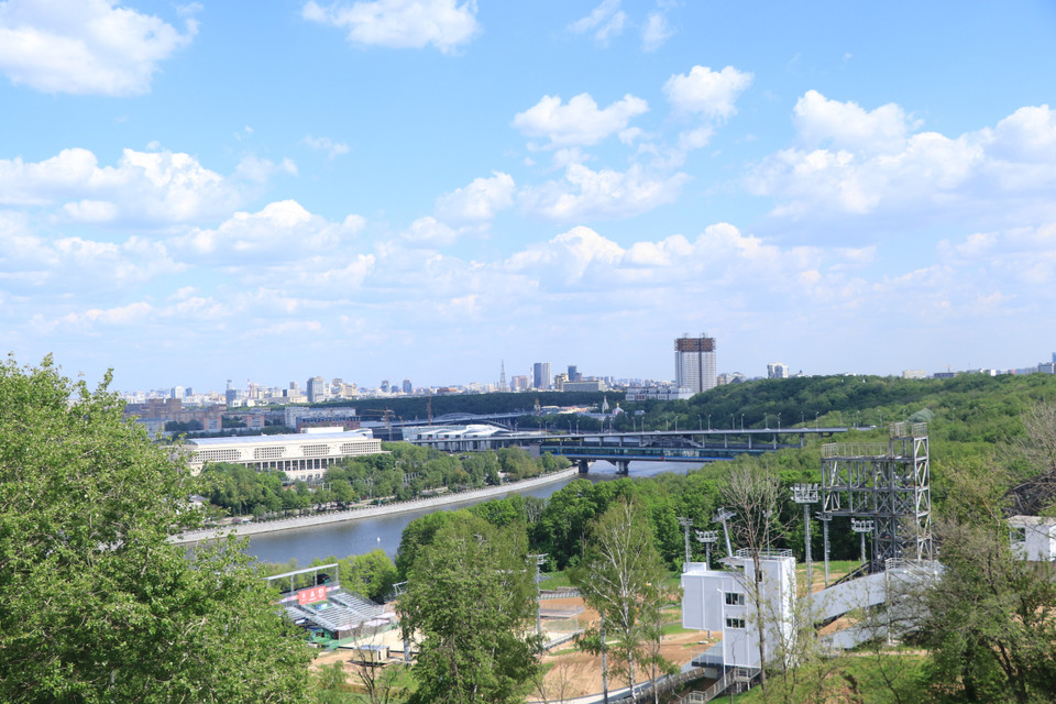 Chuyện kể rằng gần ngọn đồi này có một ngôi làng, nhà thờ trong ngôi làng đó có một vị cha cố người nhỏ thó và lưng hơi gù nhưng được mọi người rất yêu mến. Người dân trìu mến gọi trộm ông là Cha cố chim sẻ. Về sau ngọn đồi này đã được gọi là Đồi Chim sẻ. (Ảnh: Hùng Võ/Vietnam+)