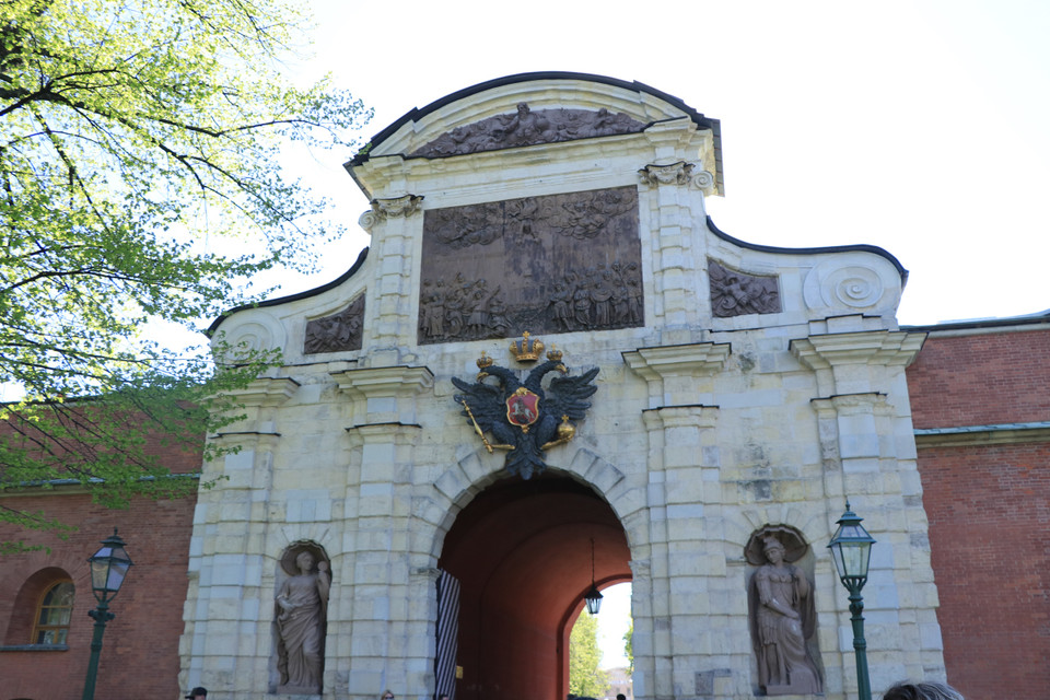 Bên trong pháo đài có các công trình lịch sử như nhà thờ Petropavlov, nơi mai táng thi hài của các Nga hoàng từ Peter Đại đế (1682-1725) tới Alexander III (1881-1894), của các thánh tử vì đạo của Hoàng gia Romanov như Nga hoàng Nikolai II (1894-1918) cùng gia quyến của ông. (Ảnh: Hùng Võ/Vietnam+)