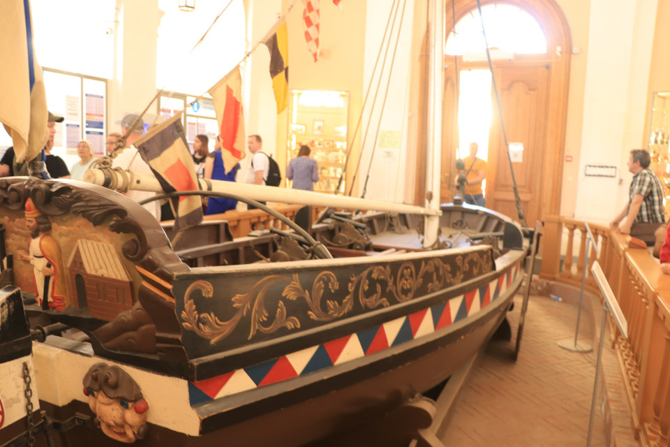 Chiếc tàu trưng bày bên trong bảo tàng. (Ảnh: Hùng Võ/Vietnam+)