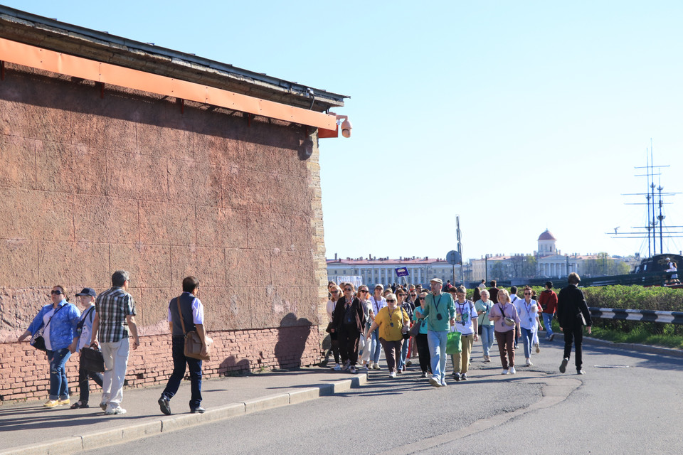 Chiều cao của tường là khoảng 12 mét, chiều rộng khoảng 20 mét. (Ảnh: Hùng Võ/Vietnam+)