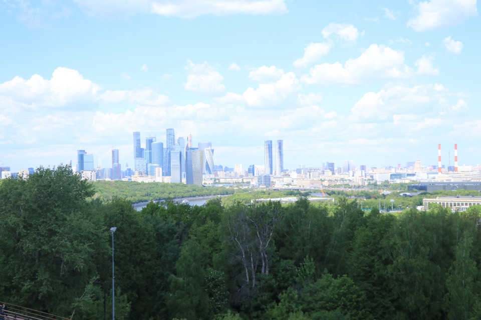 Đây là một trong những điểm cao nhất ở Thủ đô Moskva. Từ đỉnh đồi này, du khách có thể ngắm nhìn toàn cảnh thành phố Moskva một cách trọn vẹn vào những ngày trời quang mây. (Ảnh: Hùng Võ/Vietnam+)