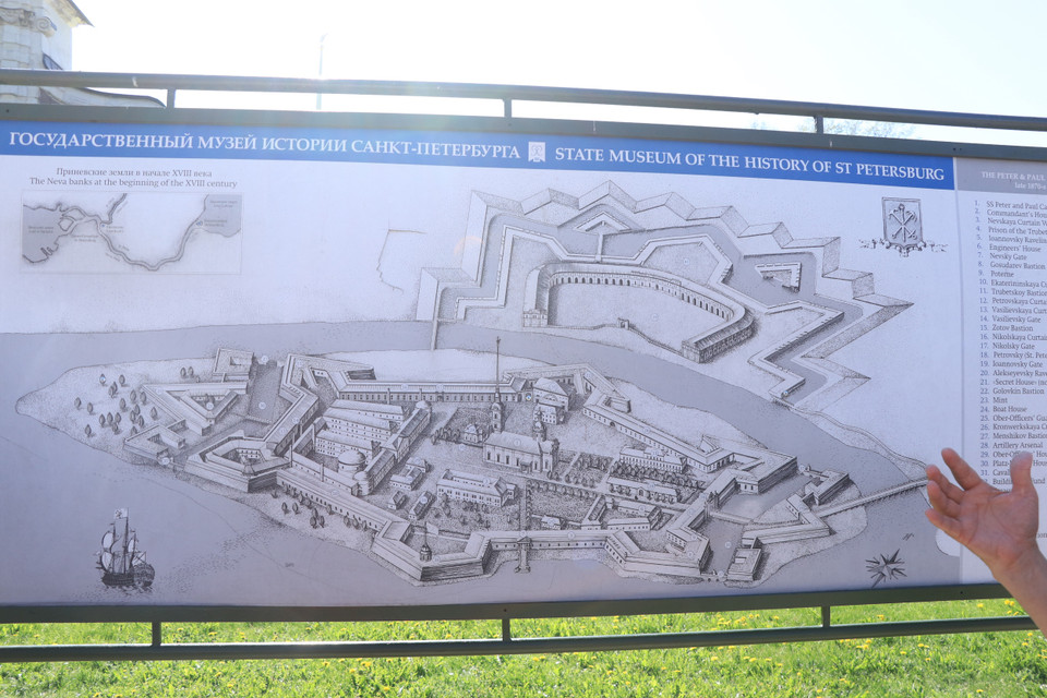 Toàn cảnh khuôn viên Pháo đài Petropavlovskaya được xây dựng trên đảo Thỏ tại thành phố Saint Petersburg. (Ảnh: Hùng Võ/Vietnam+)