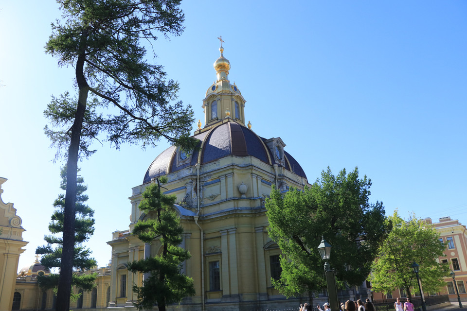 Trung tâm của pháo đài là nhà thờ thánh PetroPavlovskiy (được xây dựng vào năm 1733, kiến trúc sư là Trezini). Đây là nơi chôn cất hoàng đế, và hoàng thân quốc thích thuộc dòng họ Romanov. (Ảnh: Hùng Võ/Vietnam+)