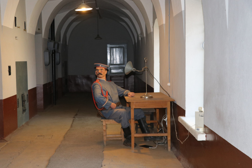 Giám thị quản lý ở khu vực trại giam của nhà tù. (Ảnh: Hùng Võ/Vietnam+)