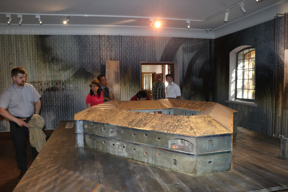 Mô hình nhà tù chính trị trong khu pháo đài. (Ảnh: Hùng Võ/Vietnam+)