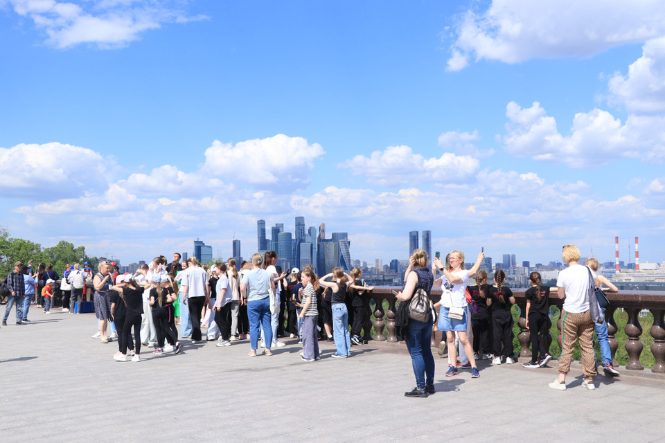 Với vị trí đắc địa và khung cảnh tuyệt đẹp, Đồi Chim sẻ là nơi thu hút rất nhiều khách nước ngoài cũng như người Nga thường xuyên đến đây ngắm cảnh. (Ảnh: Hùng Võ/Vietnam+)