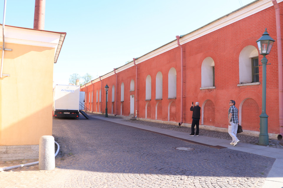 Peter Đại đế cho xây dựng pháo đài với mục tiêu là chống lại sự xâm lăng của Thụy Điển và đồng thời là bàn đạp vững chãi để có thể tấn công sang các vùng khác. Tuy nhiên trong suốt hơn 300 năm tồn tại, pháo đài chưa khi nào thực hiện được nhiệm vụ đã đề ra. (Ảnh: Hùng Võ/Vietnam+)