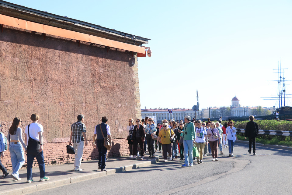 Du khách tới tham quan Pháo đài Petropavlovskaya. (Ảnh: Hùng Võ/Vietnam+)