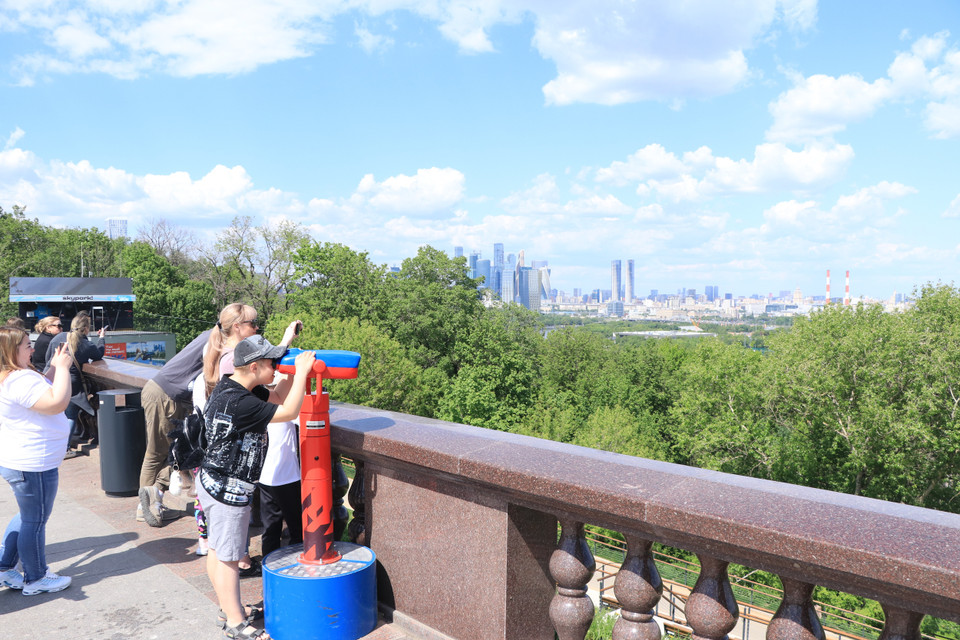 Tại khu vực đài quan sát của Đồi Chim sẻ, chính quyền Moskva đã cho lắp đặt các ống nhòm cố định cao 1,5m với ống kính quang học 10x và lấy tiêu cự tự động. Đến Đồi Chim sẻ, du khách sẽ được xem ống nhòm miễn phí. (Ảnh: Hùng Võ/Vietnam+)