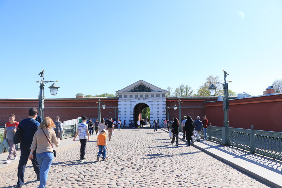 Cổng vào khu vực Pháo đài Petropavlovskaya. (Ảnh: Hùng Võ/Vietnam+)