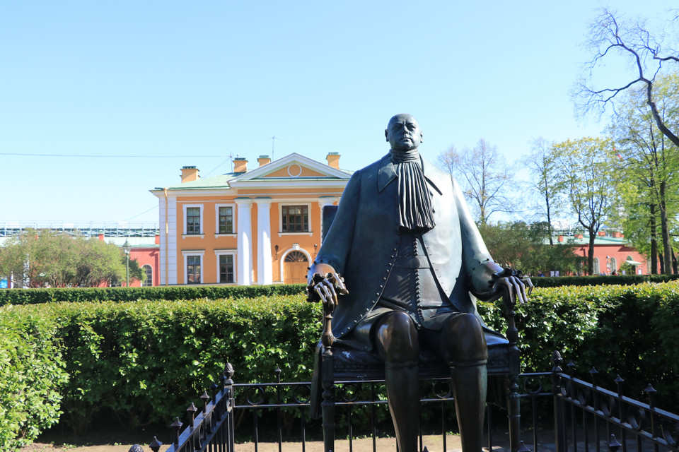 Du khách và khách tham quan quần thể có thể ngắm bức tượng bằng đồng của Peter Đại đế. (Ảnh: Hùng Võ/Vietnam+)