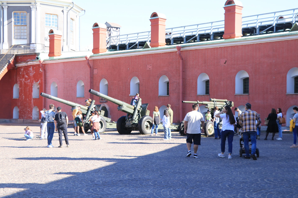 Mỗi ụ tháp có thể bố trí 50 - 60 khẩu đại bác và có tên gọi riêng. Đó là tên của các phụ tá của Peter Đại đế. Các ụ tháp được kết nối với nhau bởi các bức tường. (Ảnh: Hùng Võ/Vietnam+)