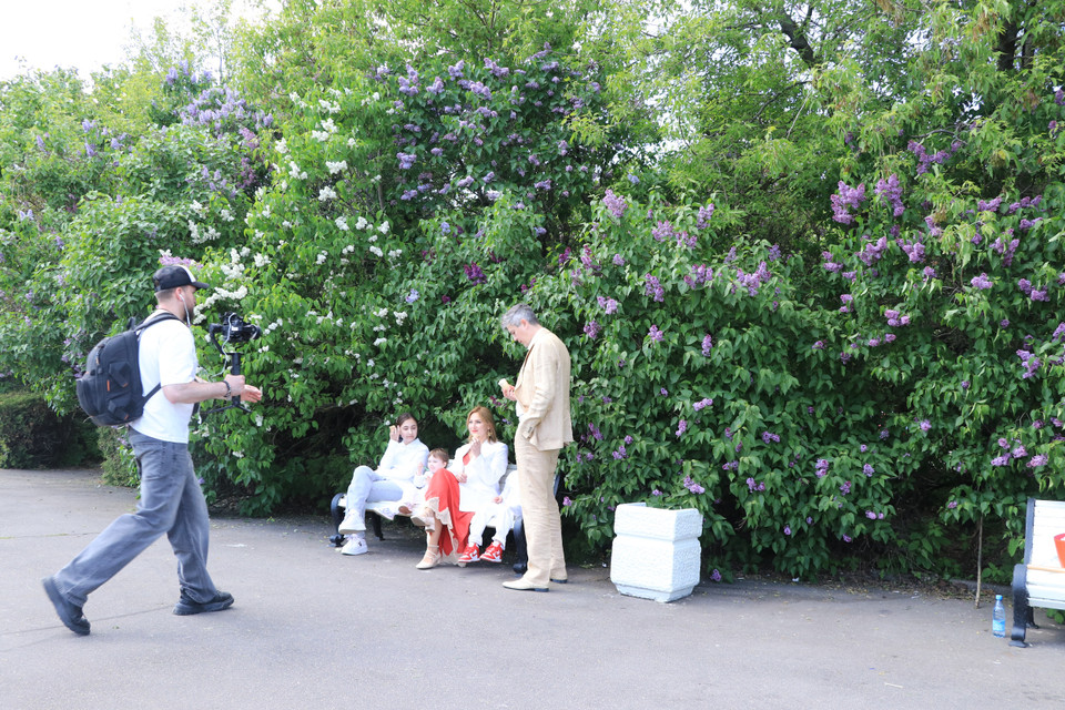 Một đôi vợ chồng chụp ảnh kỷ niệm ngày cưới cùng các con trên Đồi Chim sẻ. (Ảnh: Hùng Võ/Vietnam+)