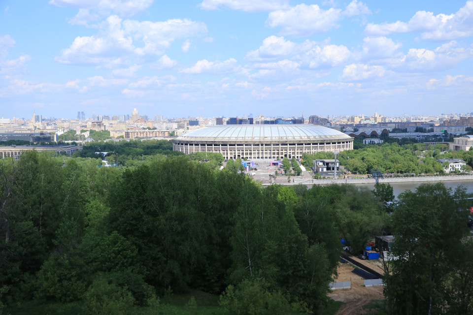 Từ trên đỉnh Đồi Chim sẻ, du khách có thể nhìn thấy hầu hết trung tâm Moskva như: Sân vận động Luzhniki (nơi diễn ra Thế vận hội 1980), các mái vòm của Tu viện Novodevichy, các nhà thờ Kremli, nhà thờ Chúa cứu thế và các đỉnh Stalin - 7 tòa nhà chọc trời ở thủ đô của nước Nga. (Ảnh: Hùng Võ/Vietnam+)