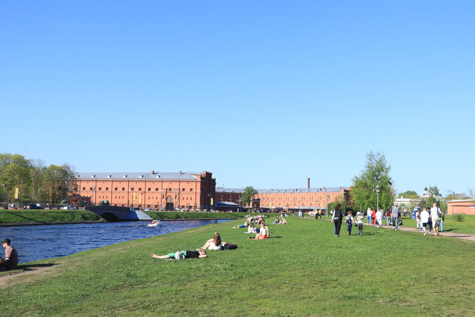 Du khách tranh thủ tắm nắng ở quanh khu vực Pháo đài Petropavlovskaya. (Ảnh: Hùng Võ/Vietnam+)