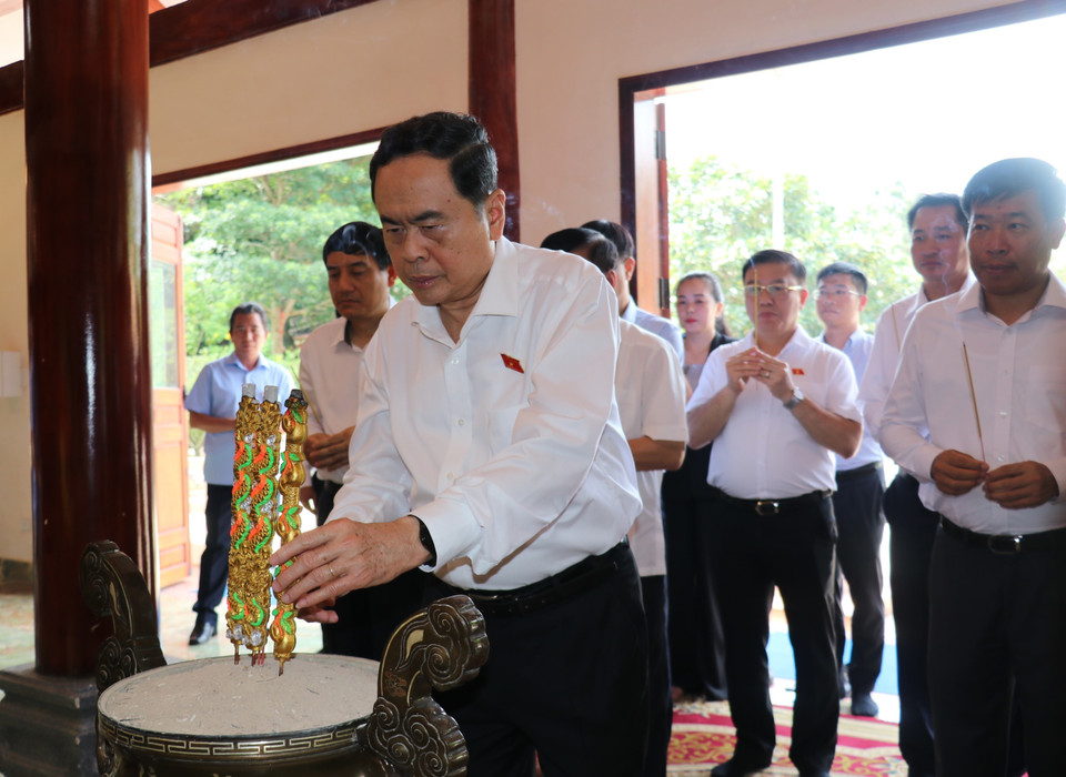 Chủ tịch Quốc hội Trần Thanh Mẫn dâng hương, dâng hoa tại khu Di tích Quốc gia đặc biệt Bộ Chỉ huy miền Tà Thiết. (Ảnh: Nhật Bình/TTXVN)