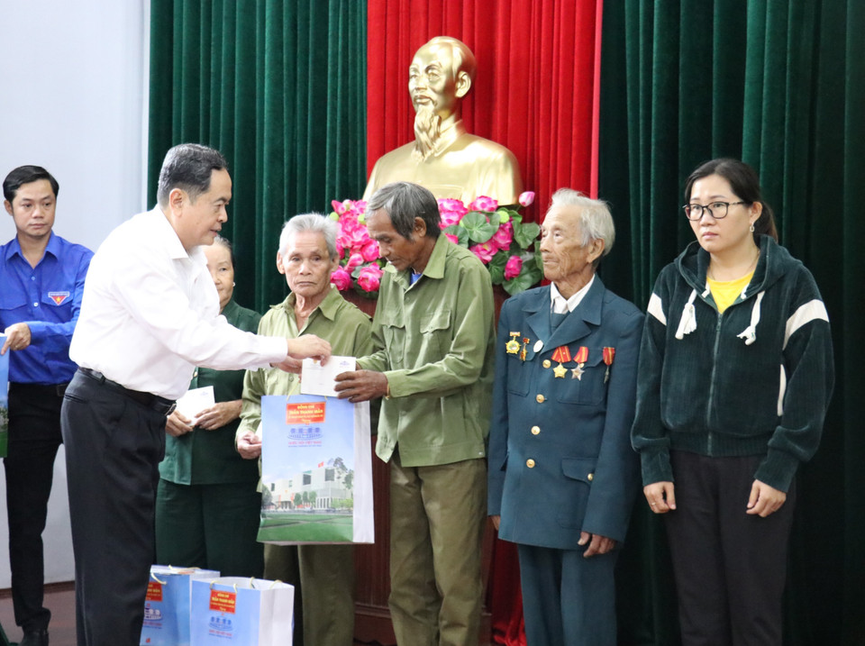 Chủ tịch Quốc hội Trần Thanh Mẫn trao quà cho các hộ gia đình chính sách, có công với cách mạng nhân kỷ niệm 77 năm ngày Thương binh, liệt sỹ. (Ảnh: Nhật Bình/TTXVN)