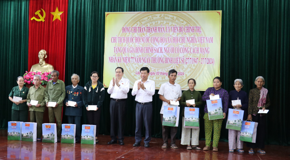 Chủ tịch Quốc hội Trần Thanh Mẫn trao quà cho các hộ gia đình chính sách, có công với cách mạng nhân kỷ niệm 77 năm ngày Thương binh, liệt sy4. (Ảnh: Nhật Bình/TTXVN)