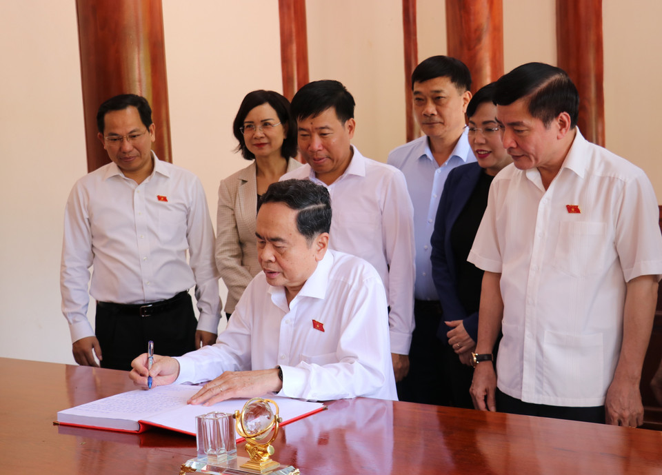 Chủ tịch Quốc hội Trần Thanh Mẫn ghi sổ cảm tưởng tại khu Di tích Quốc gia đặc biệt Bộ Chỉ huy miền Tà Thiết. (Ảnh: Nhật Bình/TTXVN)