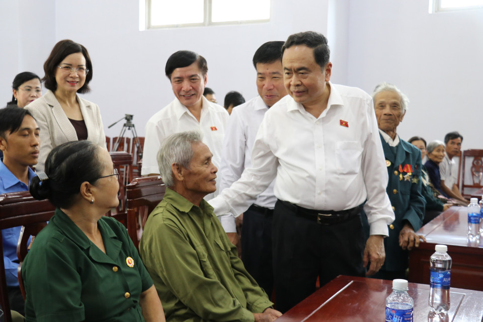 Chủ tịch Quốc hội Trần Thanh Mẫn hỏi thăm các hộ gia đình chính sách, có công với cách mạng nhân kỷ niệm 77 năm ngày Thương binh, liệt sỹ. (Ảnh: Nhật Bình/TTXVN)