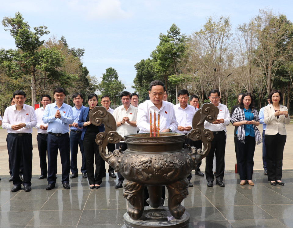 Chủ tịch Quốc hội Trần Thanh Mẫn dâng hương, dâng hoa tại khu Di tích Quốc gia đặc biệt Bộ Chỉ huy miền Tà Thiết. (Ảnh: Nhật Bình/TTXVN)