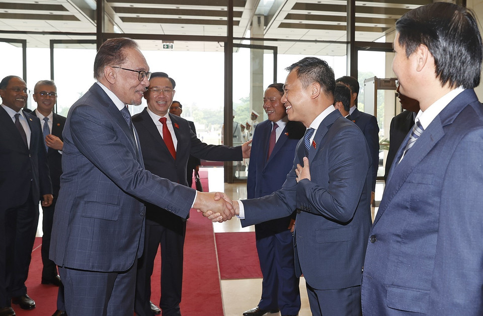 Chủ tịch Quốc hội Vương Đình Huệ giới thiệu đoàn Việt Nam đón Thủ tướng Malaysia Anwar Ibrahim. (Ảnh: Doãn Tấn/TTXVN)