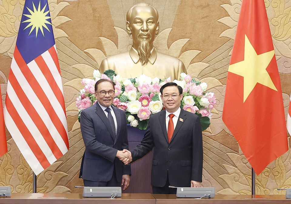 Chủ tịch Quốc hội Vương Đình Huệ và Thủ tướng Malaysia Anwar Ibrahim chụp ảnh chung. (Ảnh: Doãn Tấn/TTXVN)