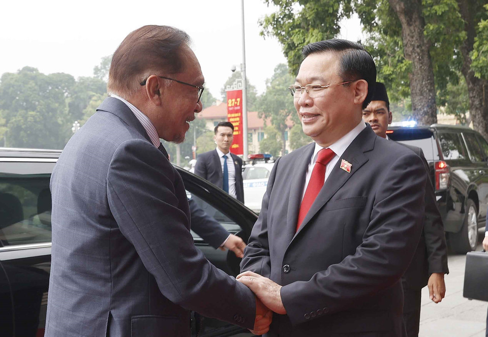 Chủ tịch Quốc hội Vương Đình Huệ đón Thủ tướng Malaysia Anwar Ibrahim. (Ảnh: Doãn Tấn/TTXVN)