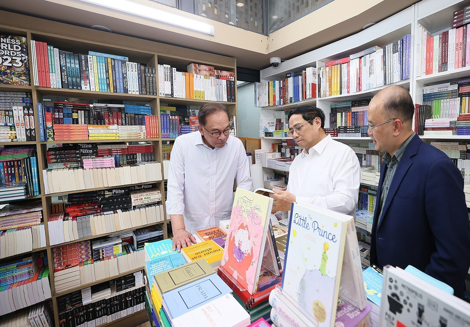 Thủ tướng Phạm Minh Chính và Thủ tướng Malaysia Anwar Ibrahim thăm Phố sách tại Hà Nội. (Ảnh: Dương Giang/TTXVN)