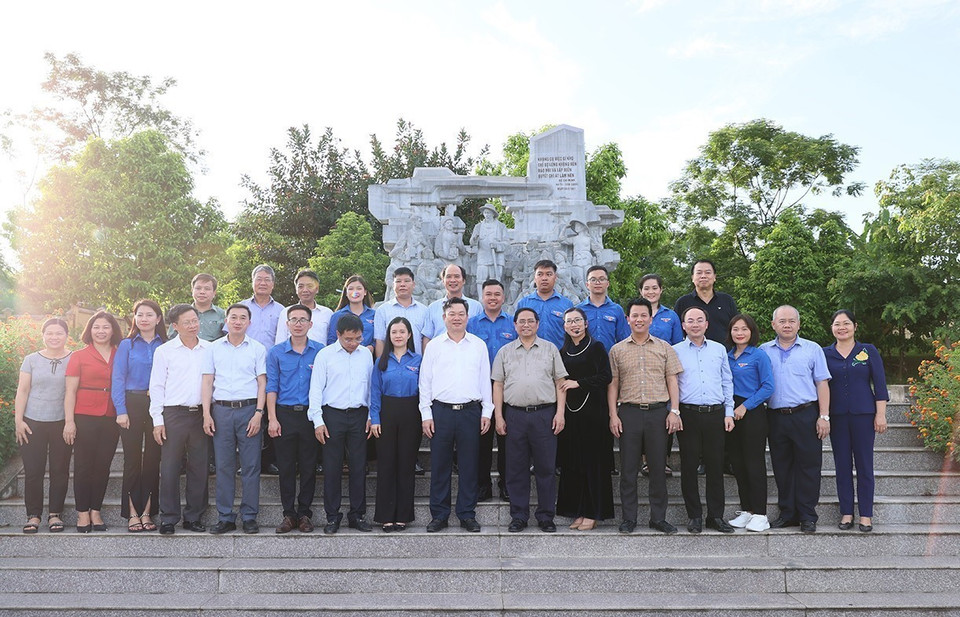 Thủ tướng Phạm Minh Chính với các đại biểu thăm Di tích Lịch sử Thanh niên Xung phong Nà Tu. (Ảnh: Dương Giang/TTXVN)
