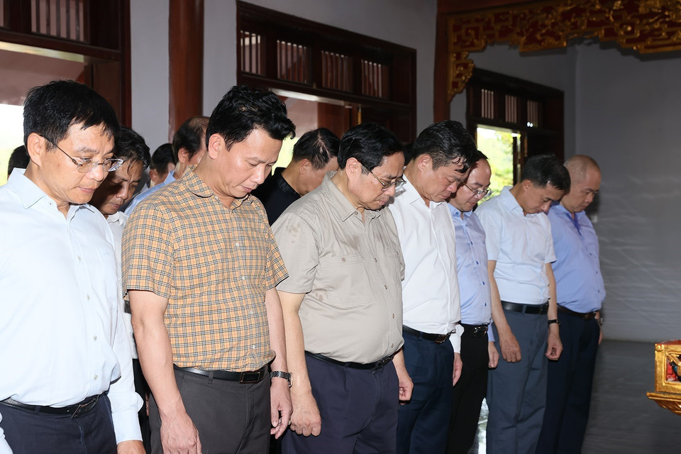 Thủ tướng Phạm Minh Chính và đoàn công tác dâng hương, dâng hoa trước bàn thờ Chủ tịch Hồ Chí Minh, bày tỏ lòng thành kính, biết ơn vô hạn đối với công lao to lớn của Bác. (Ảnh: Dương Giang/TTXVN)