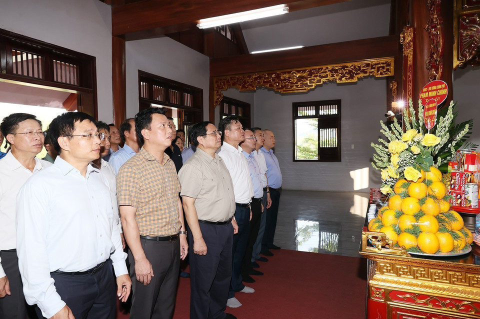 Cũng trong ngày 15/7, Thủ tướng Phạm Minh Chính đã đến dâng hương tưởng niệm Chủ tịch Hồ Chí Minh tại Di tích Lịch sử Thanh niên Xung phong Nà Tu. (Ảnh: Dương Giang/TTXVN)
